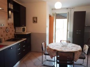 a kitchen with a table and chairs in a kitchen at bed and breakfast- Ai piedi del parco in San Donato Val di Comino