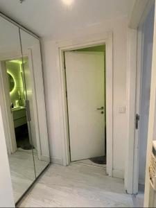 einen Spiegel in einem Zimmer mit Bad in der Unterkunft Batışehir Bağcılar in Bağcılar