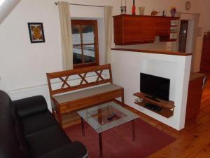 ein Wohnzimmer mit einem Sofa und einem Kamin in der Unterkunft Ferienhaus Soghäusl in Göstling an der Ybbs