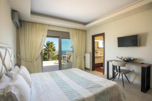 KoskinouにあるAegean Blue Villaのベッドルーム(ベッド1台、デスク、バルコニー付)