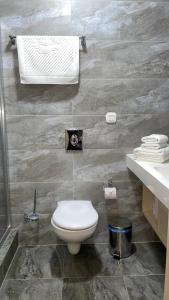 een badkamer met een toilet en een wastafel bij Yess Астана in Astana
