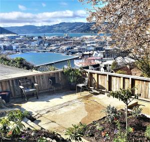 einen Balkon eines Hauses mit Stadtblick in der Unterkunft Extended Stay City Hostel in Dunedin