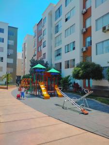 plac zabaw ze zjeżdżalnią w obiekcie Suites Apart Piura w mieście Piura