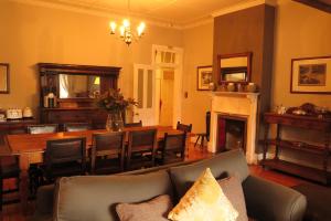 Broadlands Country House的休息区