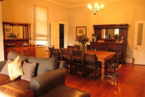 Broadlands Country House的休息区