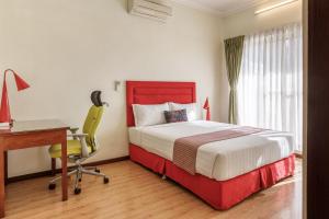 Shaligram Hotel & Spa客房内的一张或多张床位