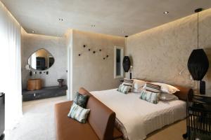 Postel nebo postele na pokoji v ubytování Eden Beachfront Residences & Suites + 37 fotografií
