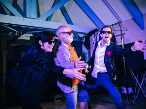 een groep mensen die dansen op een podium bij Camping Les Jardins de la Mer in Merlimont