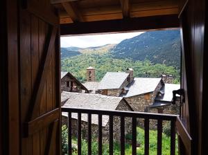 einen Blick aus dem Fenster eines Bergdorfes in der Unterkunft Ca de Blasi in Taull