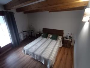 um quarto com uma cama e piso em madeira em Ca de Blasi em Taull