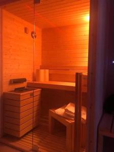 una habitación con una sauna con un banco. en B&B suite spa la Sciantosa, en Cosenza