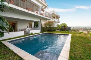 - une piscine dans l'arrière-cour d'une maison dans l'établissement Eremo degli Oleandri with pool, à Augusta