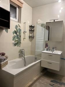 une salle de bain blanche avec une baignoire et un lavabo dans l'établissement Modernes Haus nähe Schloss Ulmerfeld, à Ulmerfeld