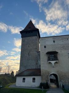 un bâtiment avec une tour sur son côté dans l'établissement Modernes Haus nähe Schloss Ulmerfeld, à Ulmerfeld 16 autres photos