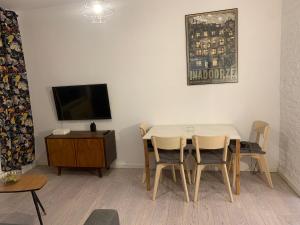 Televízia a/alebo spoločenská miestnosť v ubytovaní MARGARET apartament w centrum Wrocławia