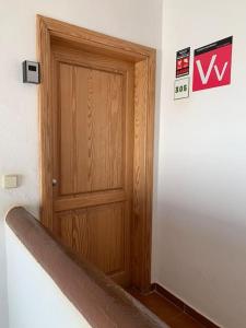 een houten deur in een hoek van een kamer bij Coqueto apartamento ZUA con piscina in Costa Teguise