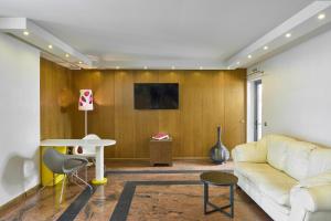 A television and/or entertainment centre at Mediterranean Resort