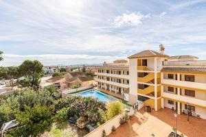 una vista aérea de un edificio con piscina en Cielo Azul tu oasis vacacional en Roda-Murcia, en Roda