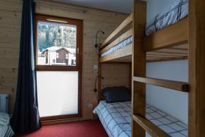 En eller flere senge i et værelse på Cosy Cottage 1800 - pied des pistes - Piscine, Sauna, parking privée + 13 billeder