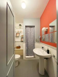 カターニアにあるSCS Alaimo flatのバスルーム(白い洗面台、トイレ付)