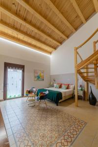 1 dormitorio con 1 cama, mesa y sillas en El Jaraiz de Don Marciano 