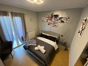 een slaapkamer met een bed en een groot raam bij B&B Art in Silvi Paese