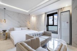 Postel nebo postele na pokoji v ubytování H moment Hotel songjeong