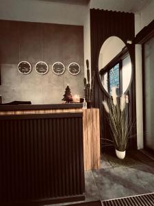 ein Zimmer mit einem Spiegel und einer Theke mit einer Pflanze in der Unterkunft Hotel Innception in Köln