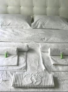 伊斯坦堡的住宿－Taksim Merkez，一张带白色床单和毛巾的床