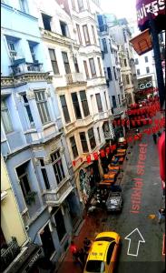 een uitzicht over een straat met gebouwen bij Taksim Merkez in Istanbul