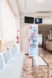 soggiorno con frigorifero rifornito di bevande di Hotel Arlino a Rimini