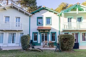 a house with blue and white at Maison avec vue, idéale familles in Lacanau-Océan