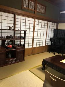 Gose一日一組限定 古民家の宿 勝右衛門 御所的一间设有桌子和椅子的房间 更多20张照片