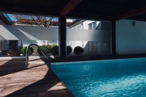 a swimming pool next to a house at Houmi A Ponte in Boimorto