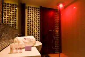 A bathroom at Viola Mhotel