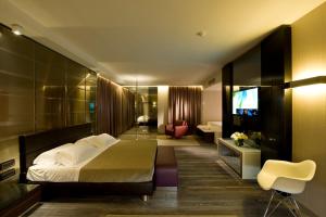 A television and/or entertainment centre at Viola Mhotel