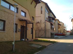 un bâtiment en briques avec un éclairage de rue devant lui dans l'établissement Vila Carolina Apulum, à Alba Iulia