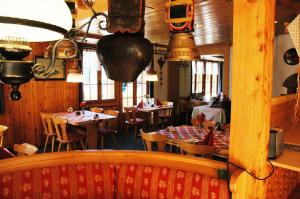 una sala da pranzo con tavoli e sedie e un ristorante di Alpenhof a Grindelwald