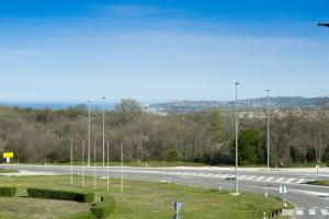 una carretera con luces de la calle a un lado en Hotel Zephyr - Plovanija en Buje