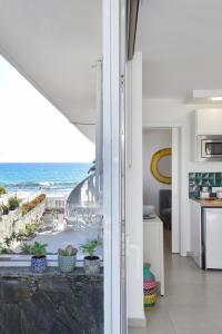 una cucina con vista sull'oceano da una casa di Apartment La Maresia CB9A by VillaGranCanaria a San Agustin