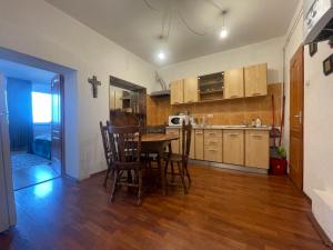 een keuken met een tafel en stoelen in een kamer bij Traditional Romanian Panoramic in Sibiu