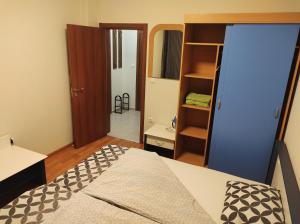 セインツ・コンスタンティン＆ヘレナにあるSea Point Apartmentsのベッドルーム1室(ベッド1台、青いドア付)