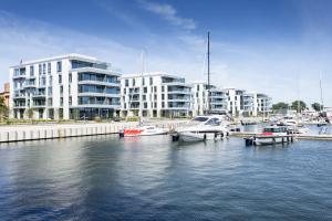 格地尼亞的住宿－Apartament Faltom Marina Gdynia，一群船停靠在港口,有建筑物