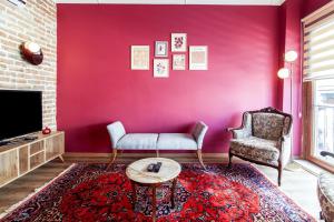 uma sala de estar com uma parede vermelha em Charming Flat near Kennedy Avenue in Fatih em Istambul