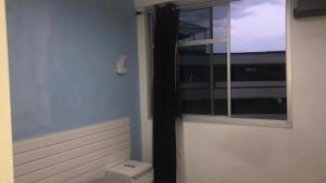 baño con aseo y ventana en Angra inn Ap quarto e sala (temporadas), en Angra dos Reis