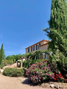 una casa con un mazzo di fiori davanti di LA BASTIDE DES COCCINELLES a Villecroze