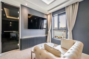 TV a/nebo společenská místnost v ubytování H moment Hotel songjeong