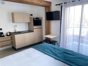 Kuchyň nebo kuchyňský kout v ubytování Appart Hôtel Le JAS