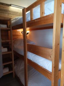 - deux lits superposés dans une chambre dans l'établissement Chalet Olympie, Appartement avec balcon et vue montagne, ski aux pieds, Méribel-Mottaret, à Méribel