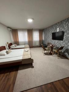 TV a/nebo společenská místnost v ubytování HOTEL New Milenium
